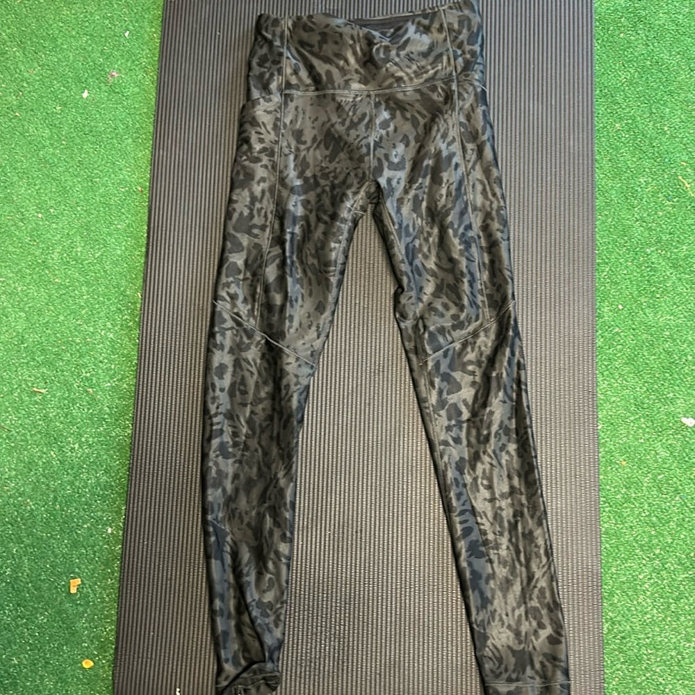 Calla women’s leopard stretch size small leggings! Grey black